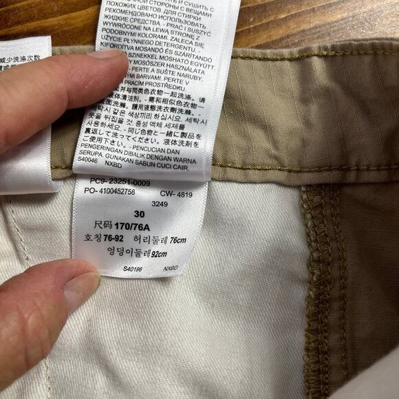 Levi’s Cargo Shorts men’s size 30 (measures 32) beige utility pockets outdoors - Picture 6 of 11